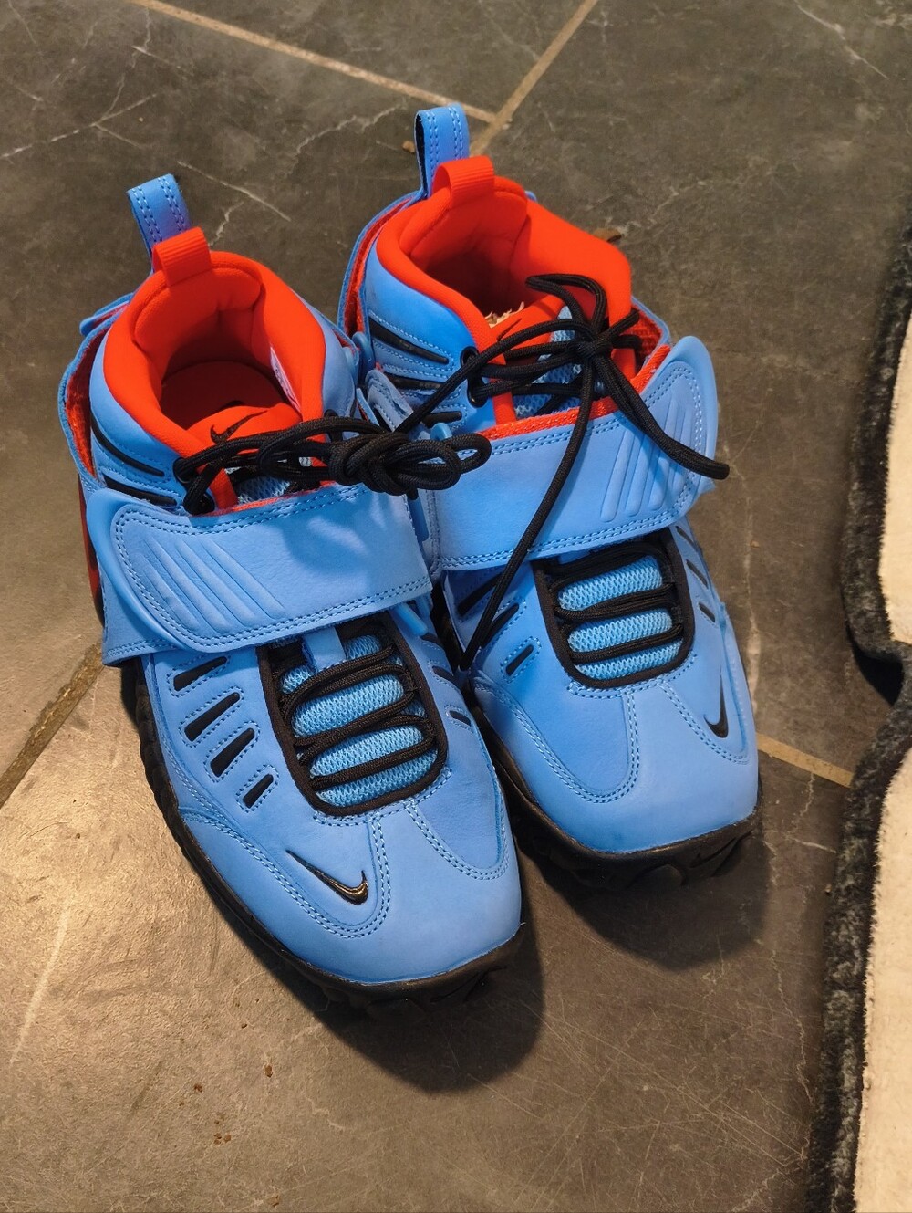 Nike Men Light Blue and Red Strap Sneakers